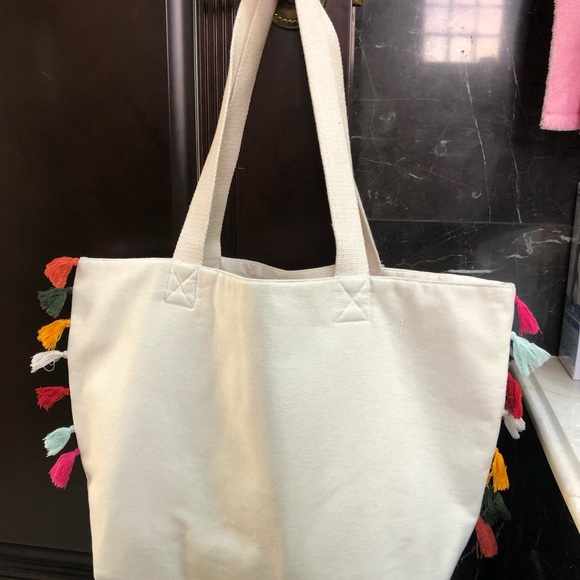 🌺 NWT! Moyna Cream Embroidered Tote - Picture 2 of 6